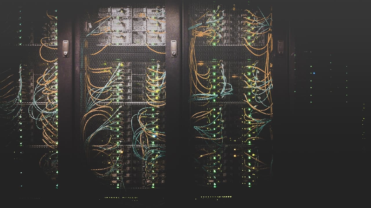 Salle de serveurs d'un datacenter avec câbles réseau colorés