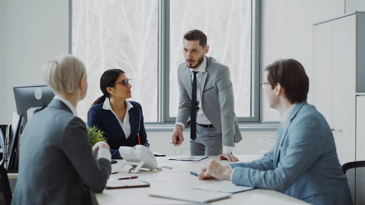 Professionnels en réunion stratégique autour d'une table