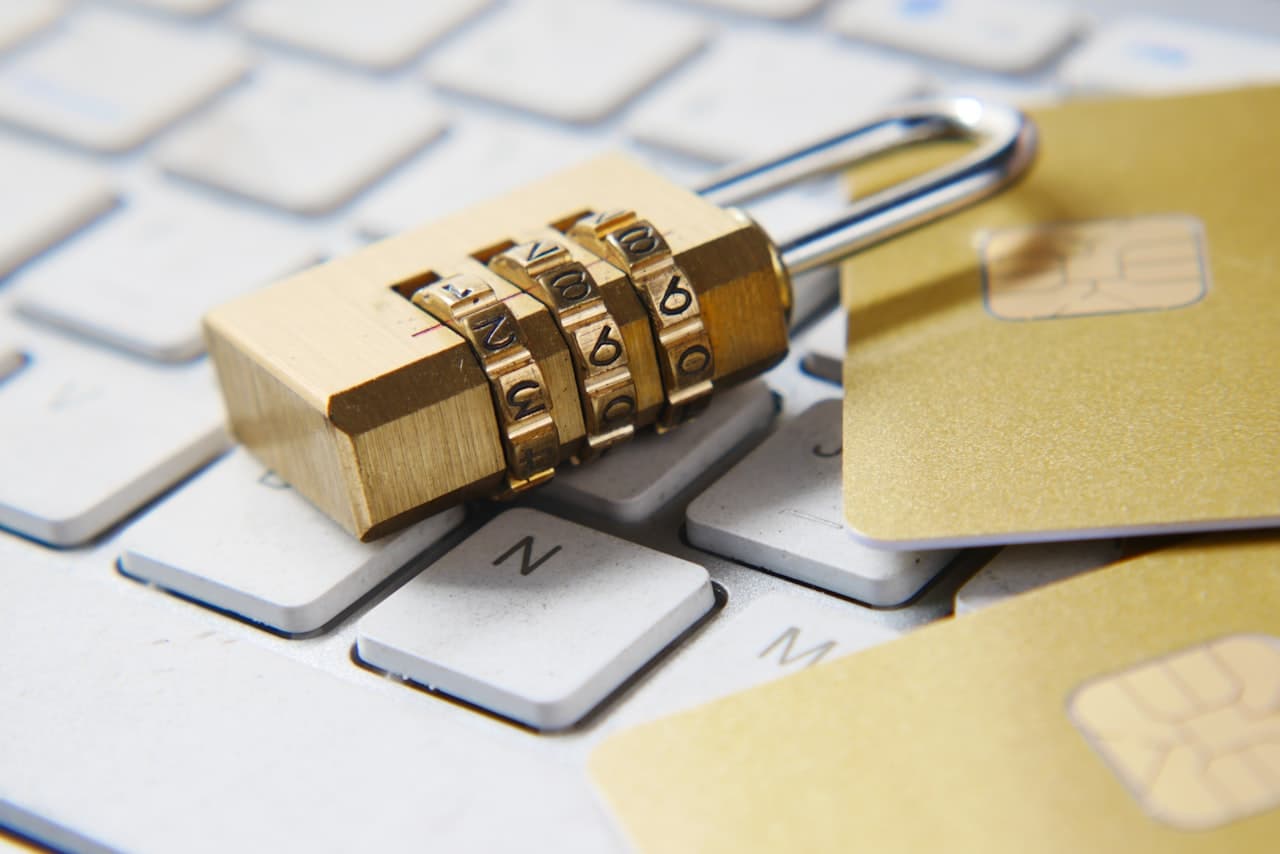 Cadenas doré posé sur un clavier d'ordinateur