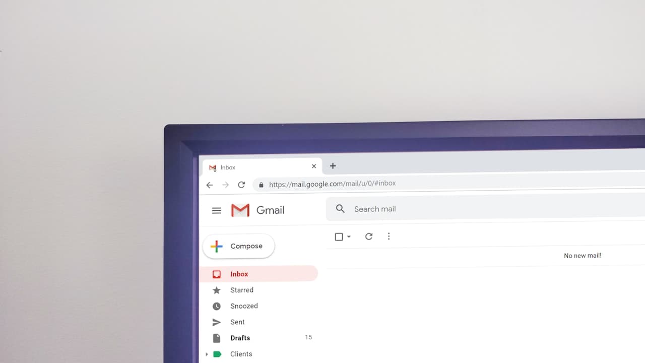 Boîte de réception Gmail ouverte sur écran d'ordinateur