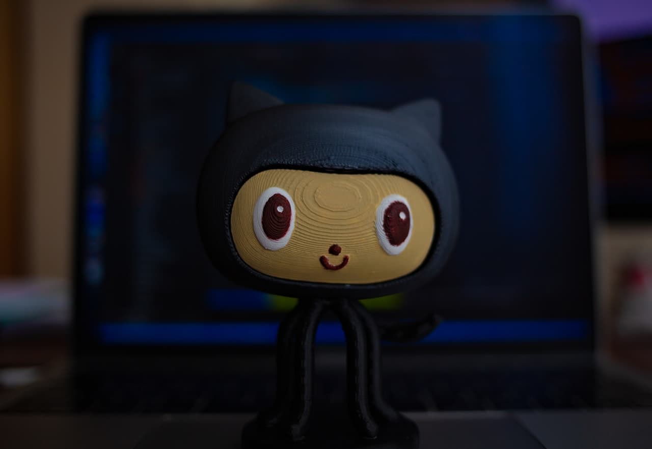 Figurine Tux Linux devant un terminal de développeur
