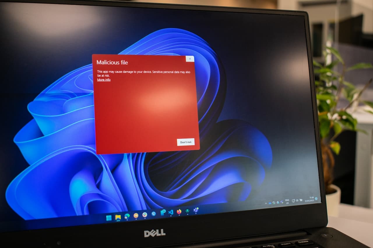 Ordinateur portable affichant un écran rouge d'alerte