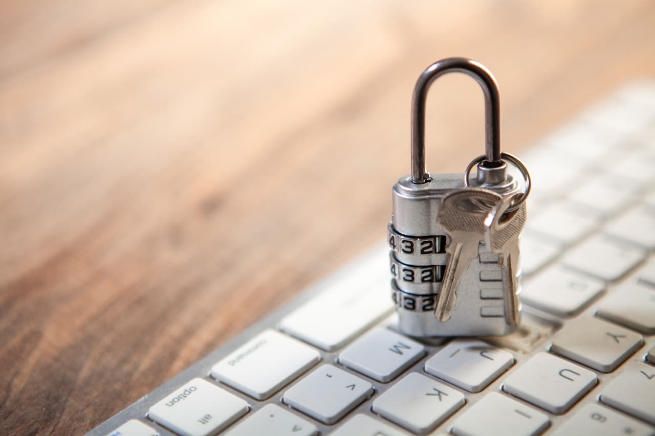 Cadenas et clés posés sur un clavier d'ordinateur