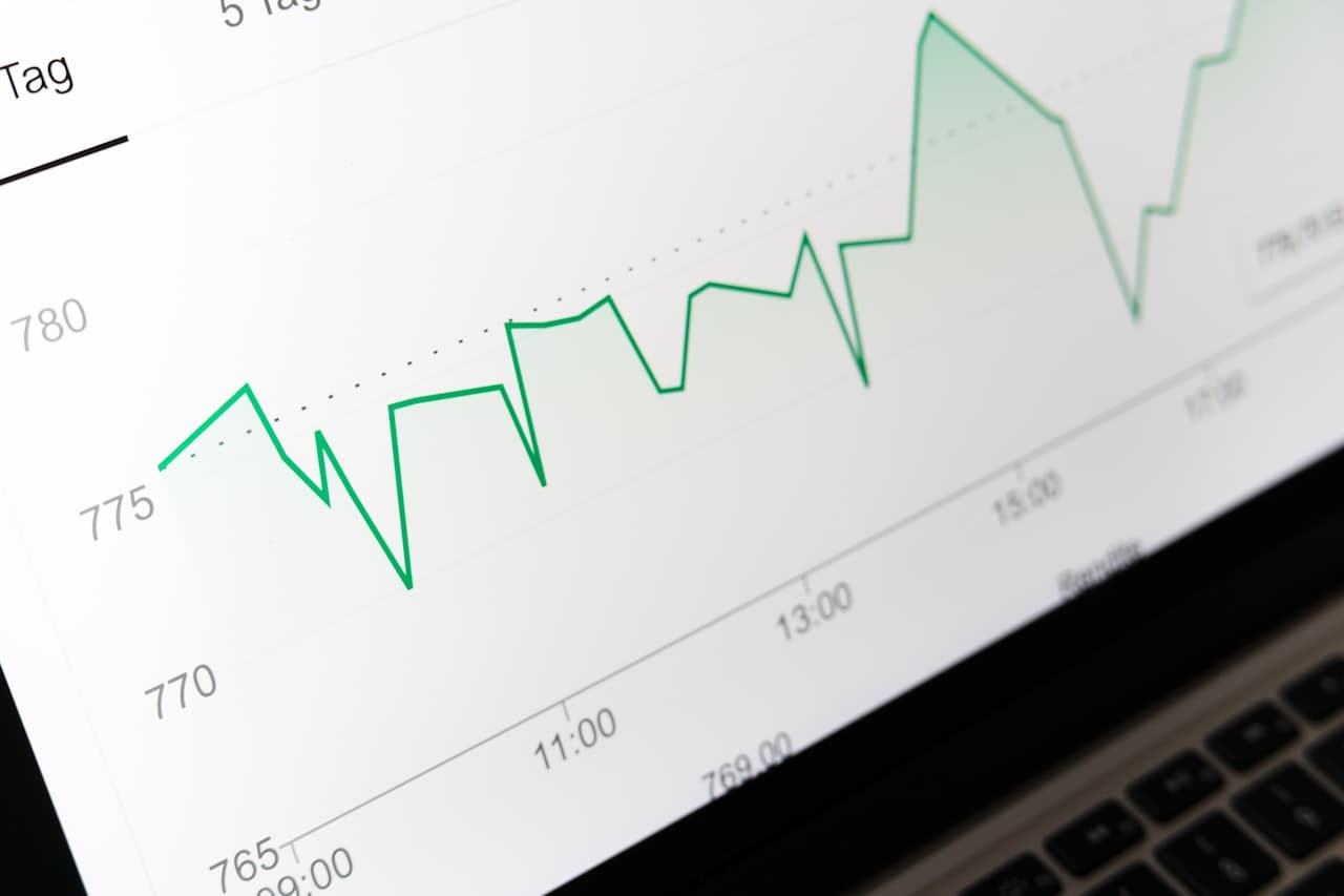 Graphique financier en hausse sur écran d'ordinateur portable