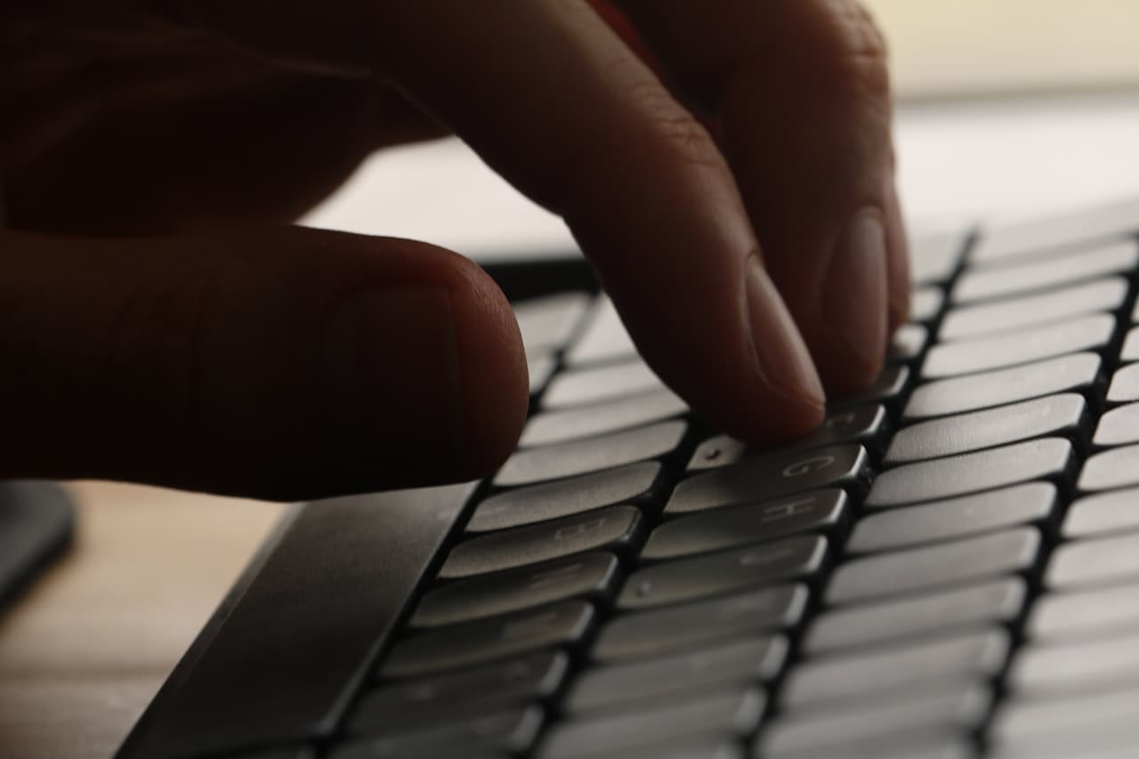 Mains tapant sur un clavier d'ordinateur