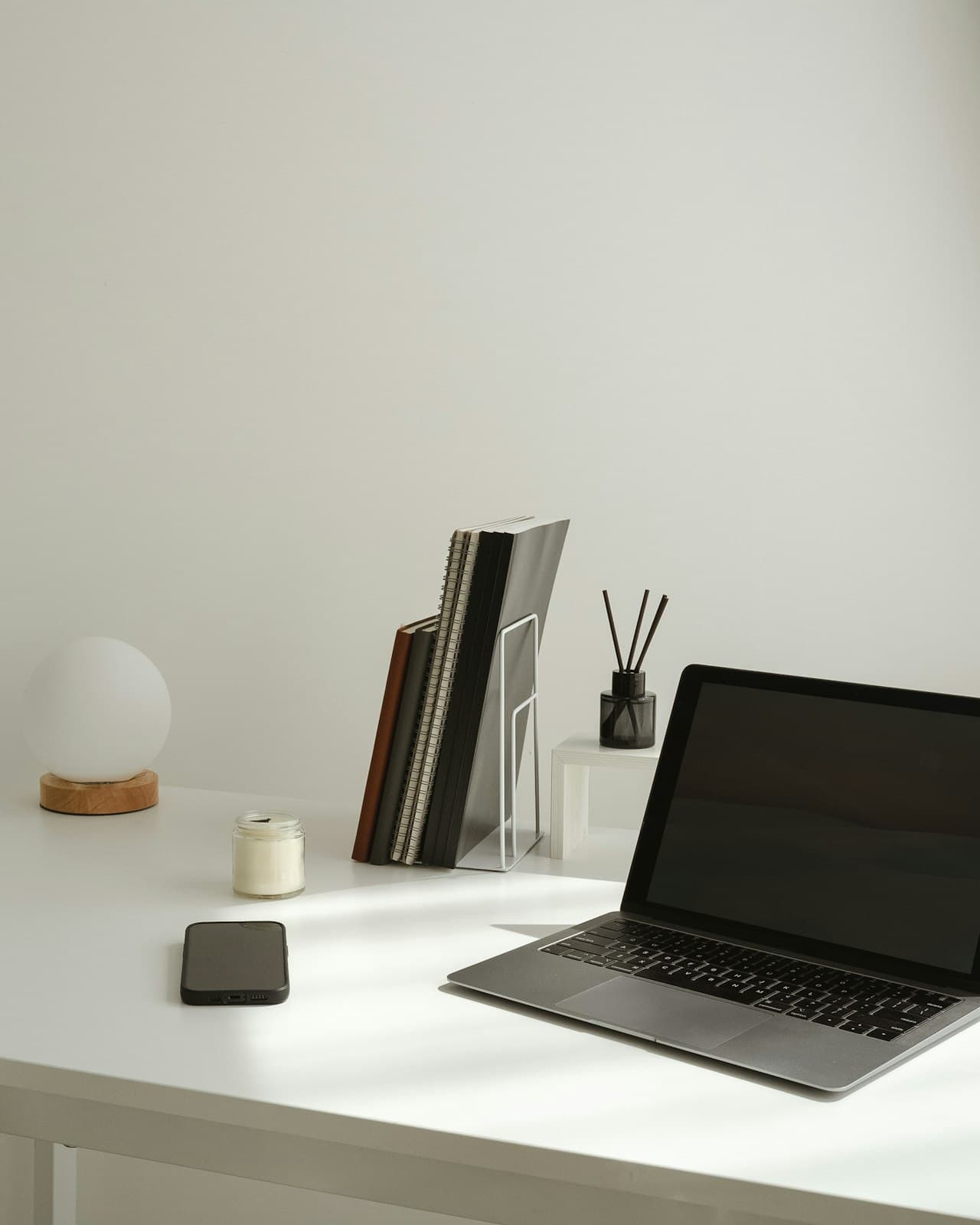Bureau minimaliste avec laptop et accessoires modernes