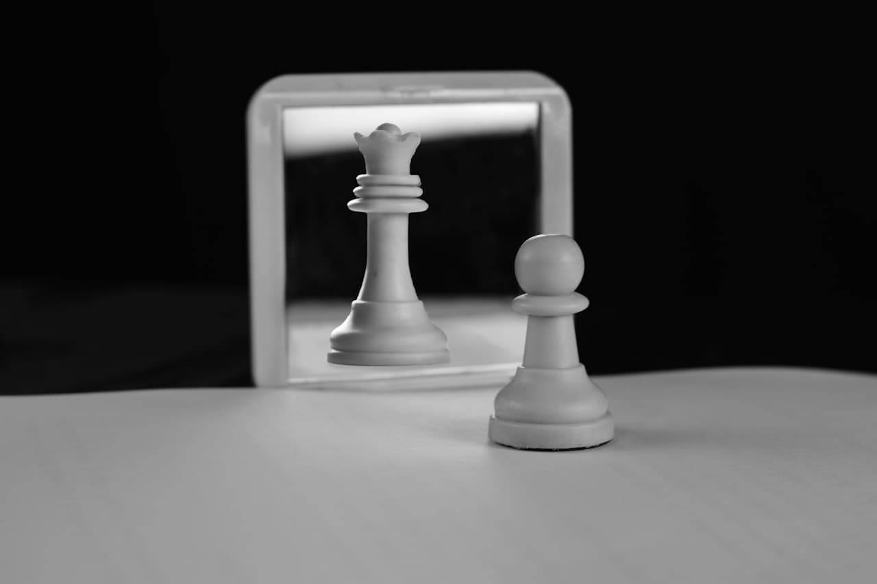 Pion d'échecs se reflète en reine dans un miroir
