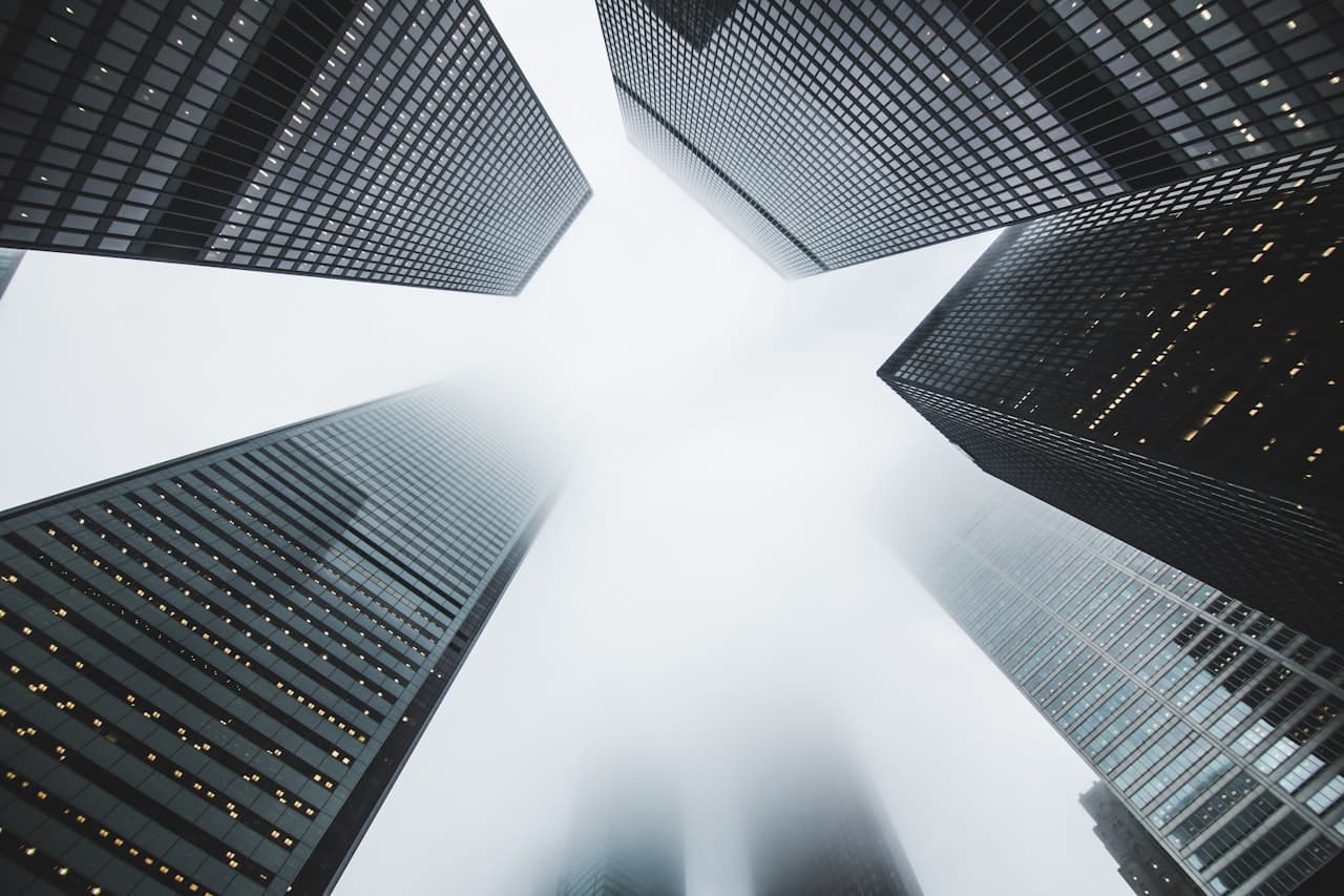 Gratte-ciels dans le brouillard, quartier financier de Toronto