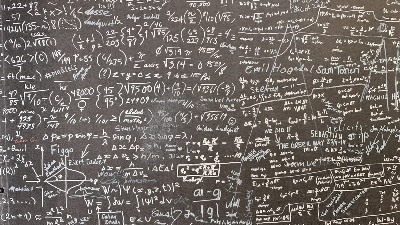 Tableau noir couvert d'équations mathématiques complexes