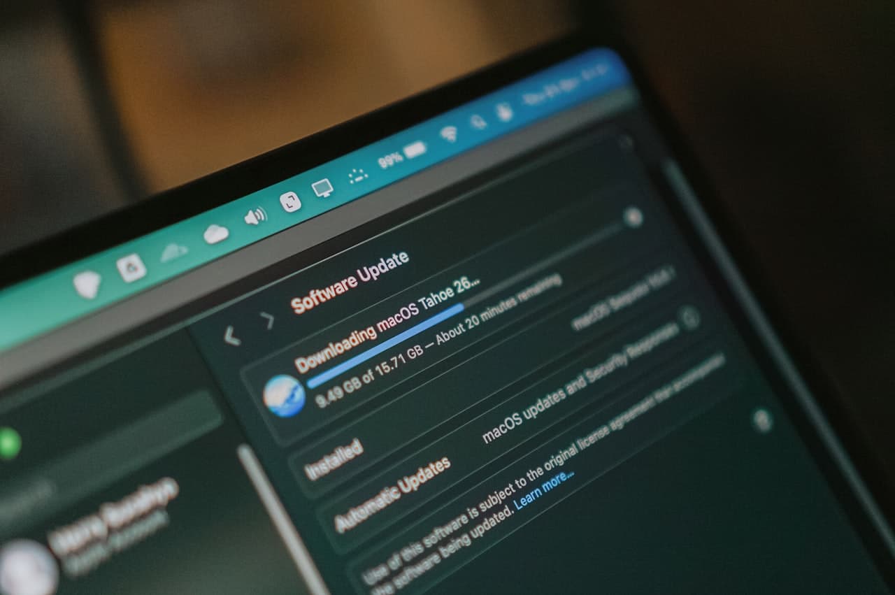 Mise à jour logicielle macOS en cours sur MacBook