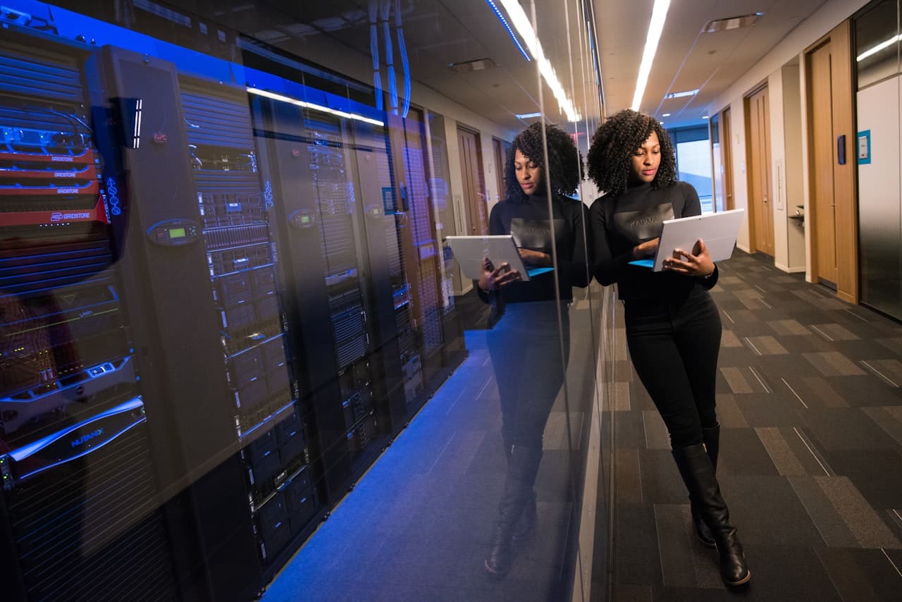 Femme utilisant un ordinateur portable Windows Surface en réunion
