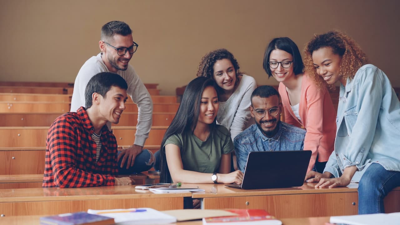 Groupe diversifié collaborant autour d'un ordinateur portable