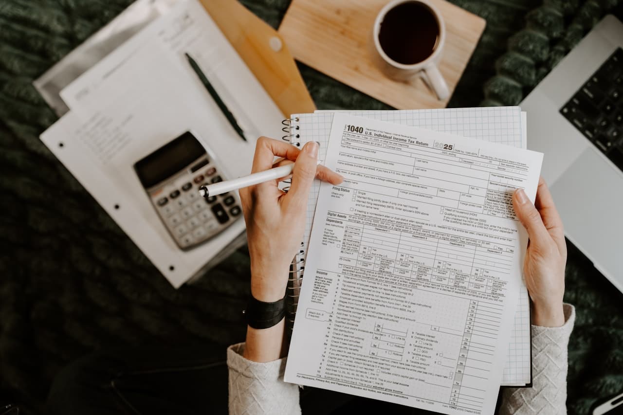 Responsable analysant des documents financiers avec calculatrice