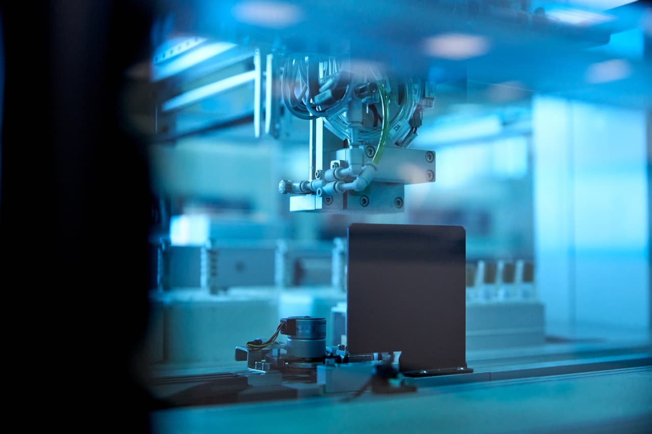 Bras robotique industriel en laboratoire haute technologie