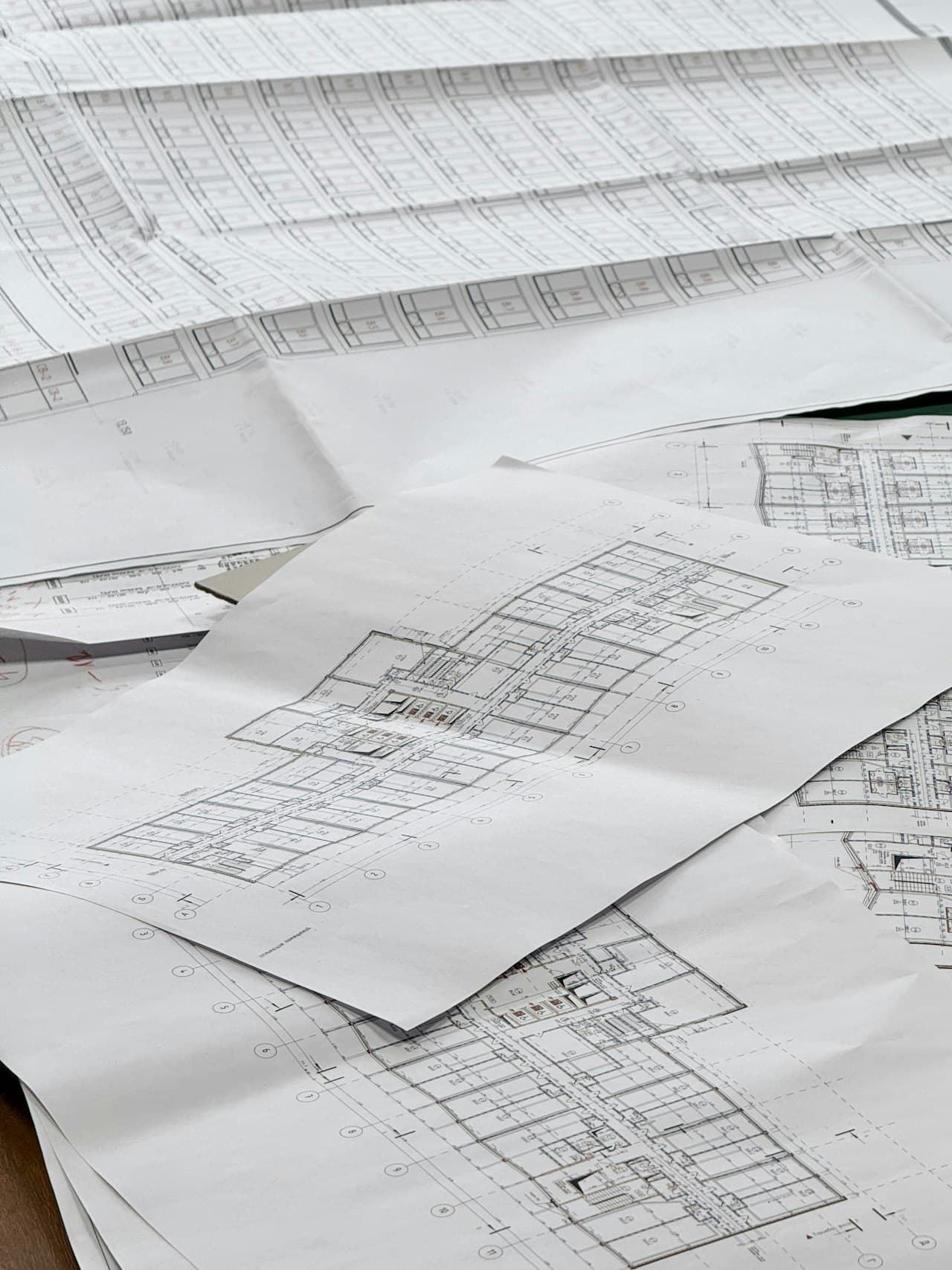 Plans architecturaux étalés sur une surface de travail