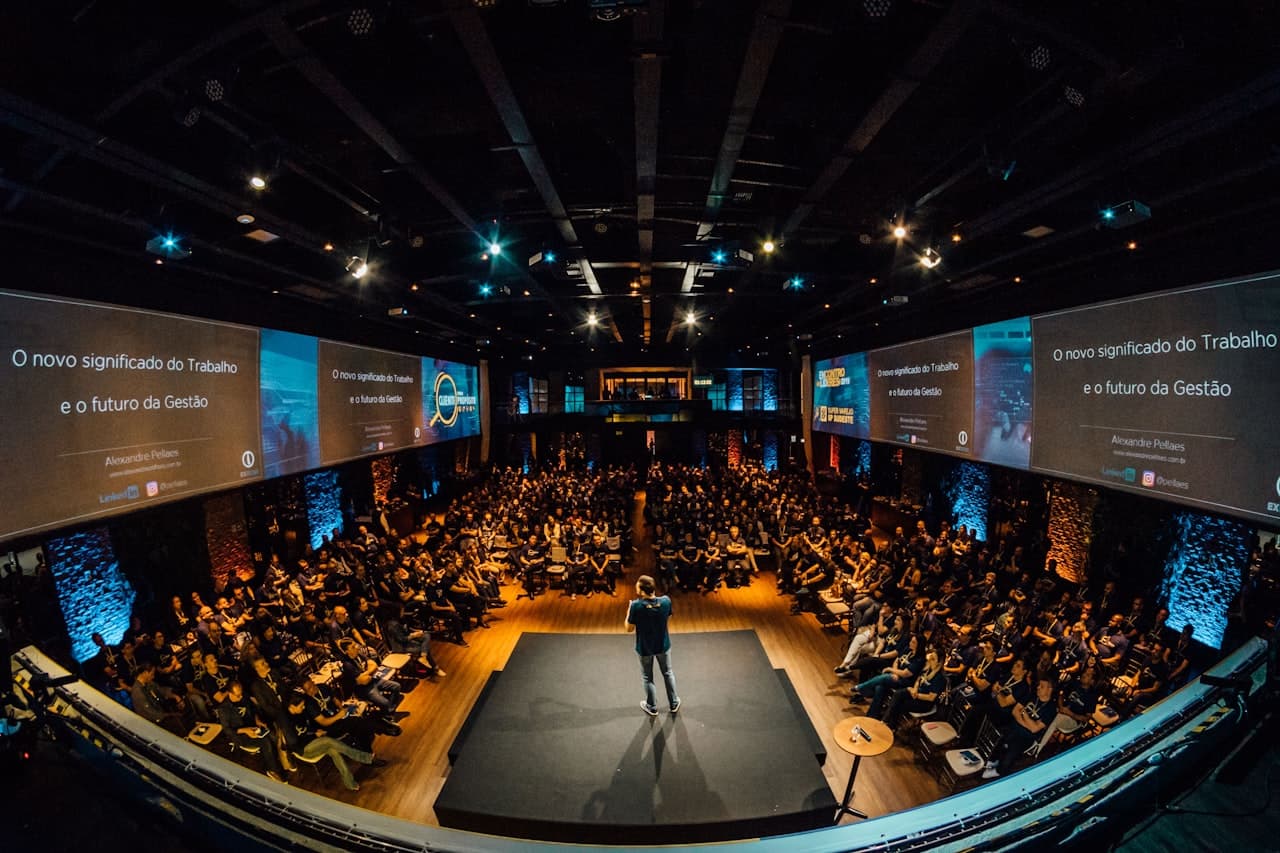 Conférencier partageant son expertise devant une large audience