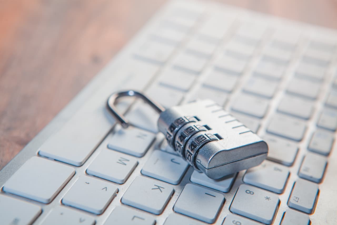 Cadenas posé sur un clavier, symbole de sécurité informatique