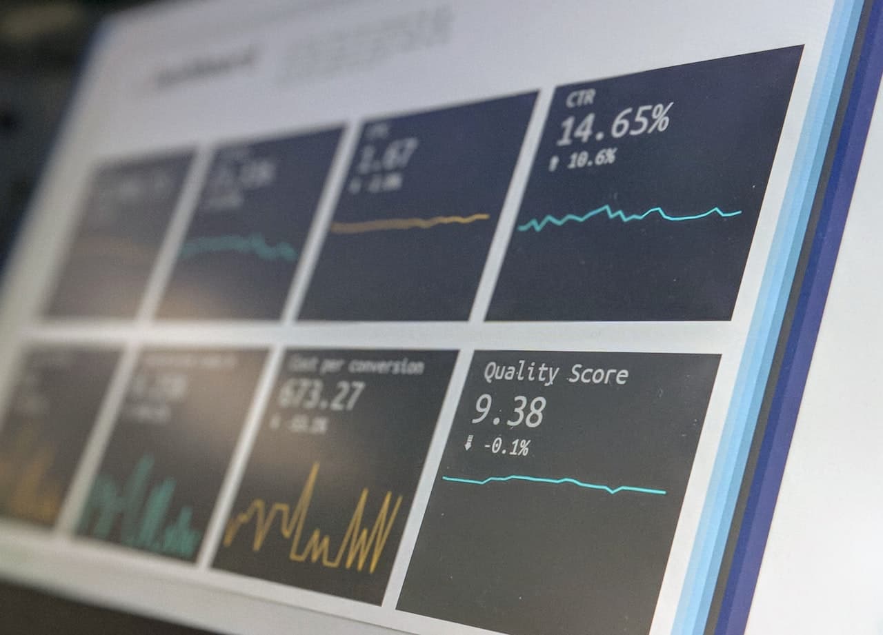 Tableau de bord de monitoring analysé par un agent