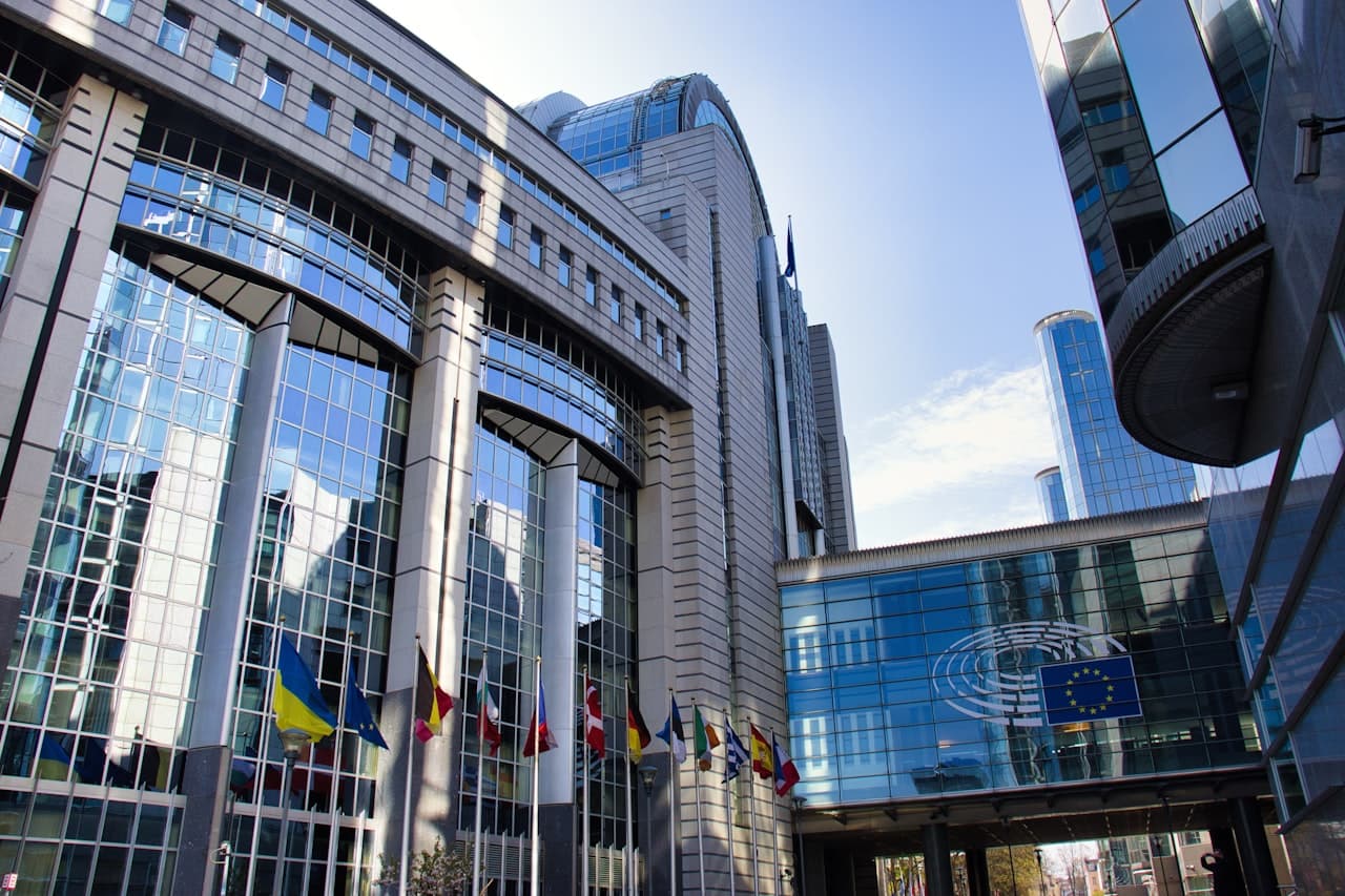Parlement européen à Bruxelles avec drapeaux de l'UE