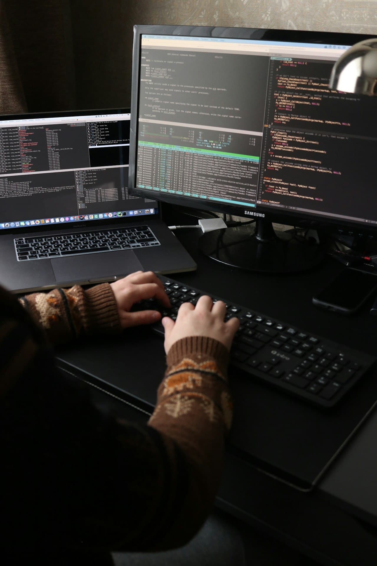 Développeur assis devant un écran de code