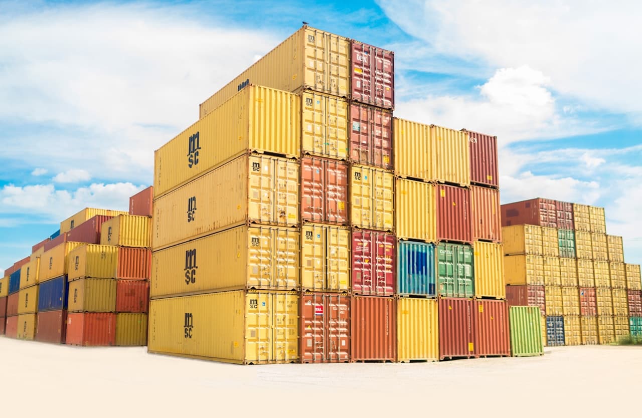 Conteneurs maritimes colorés empilés dans un port