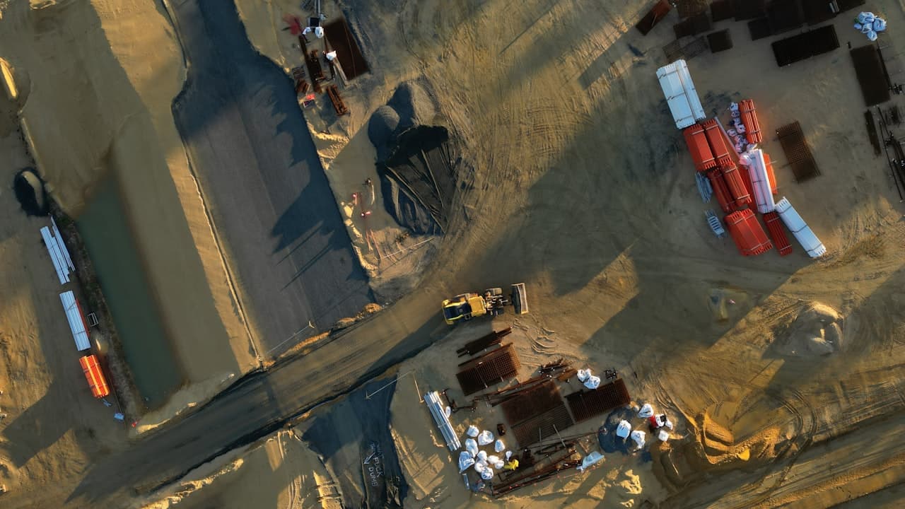 Vue aérienne d'un chantier de construction avec engins