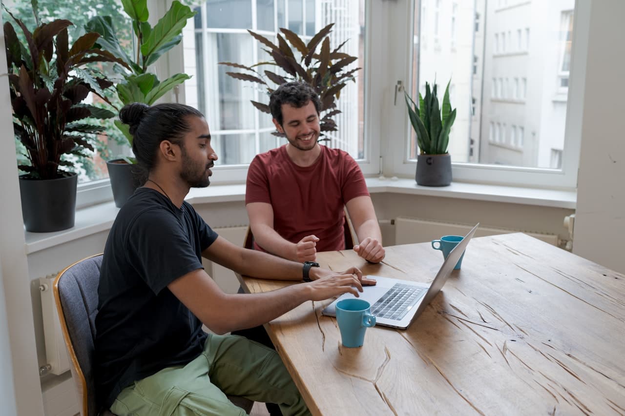 Équipe SaaS en discussion dans un bureau moderne