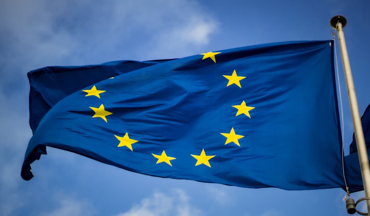 Drapeau de l'Union européenne devant le Parlement de Bruxelles