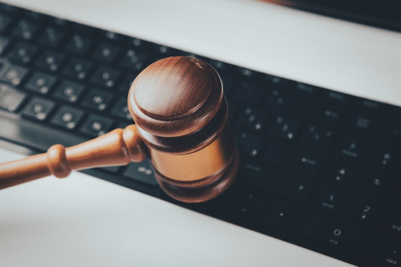 Marteau de juge posé sur un clavier d'ordinateur
