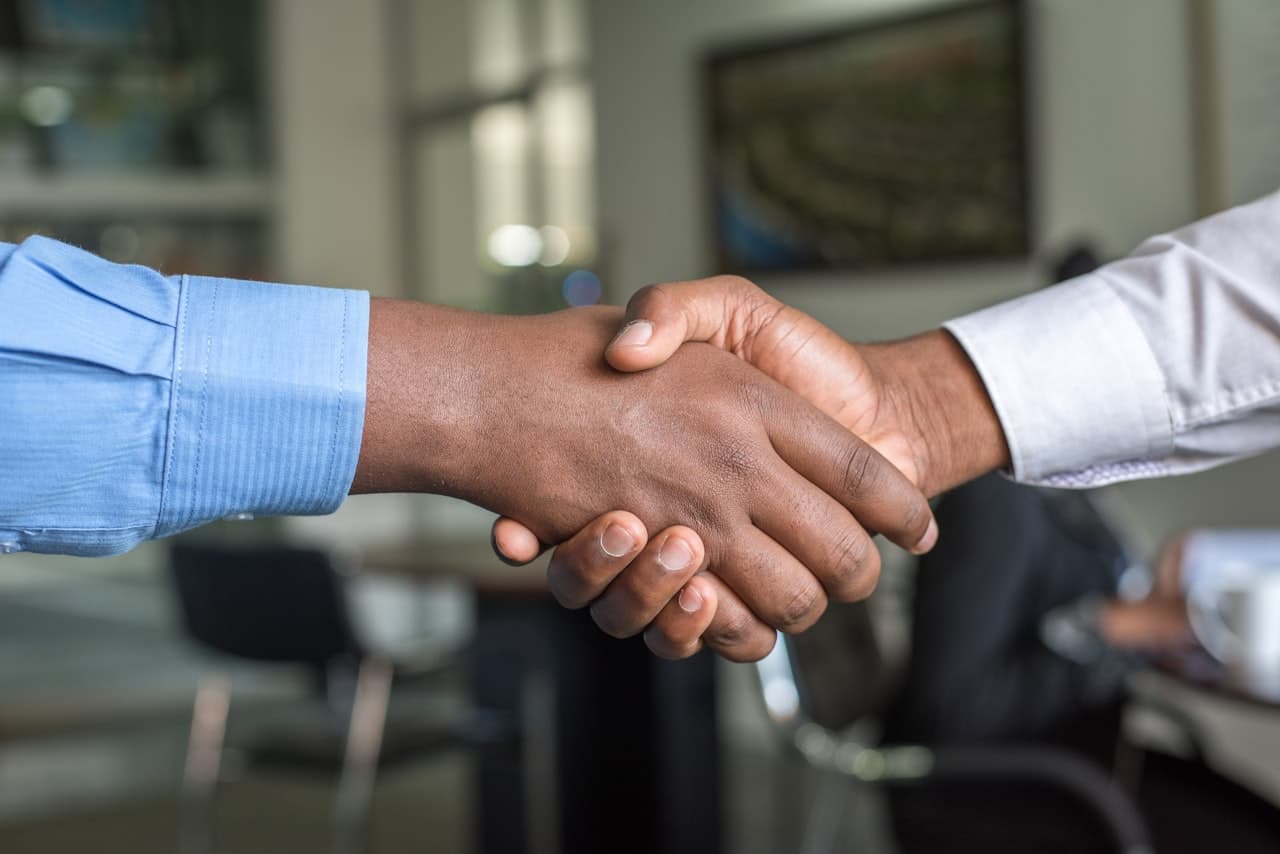 Poignée de main scellant un accord d'acquisition stratégique