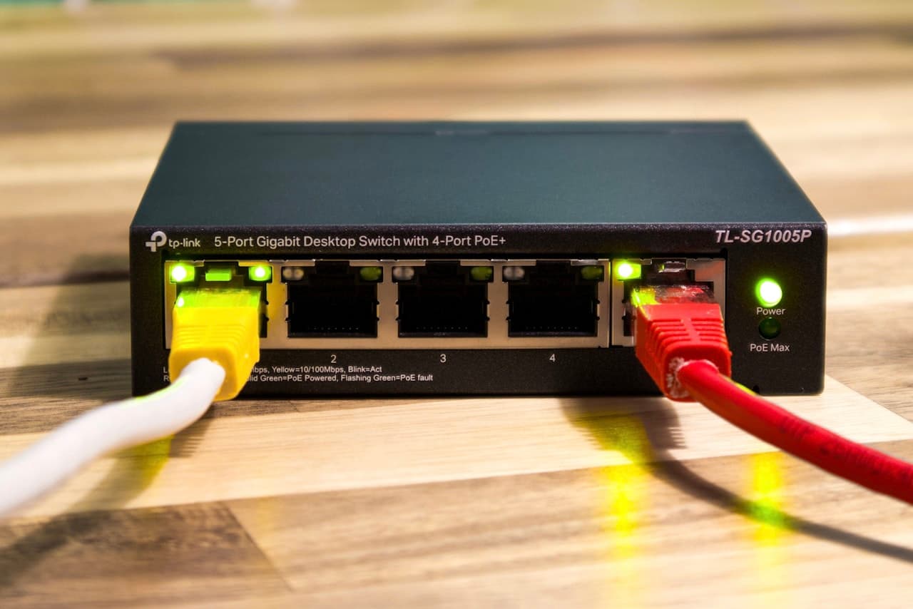 Commutateur réseau Ethernet avec câbles colorés et voyants actifs