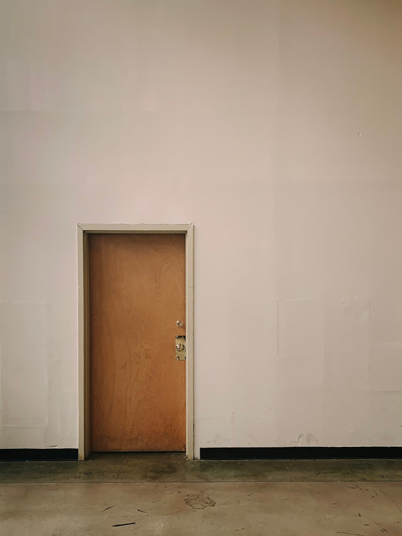 Porte close aux tons neutres, métaphore d'une backdoor silencieuse