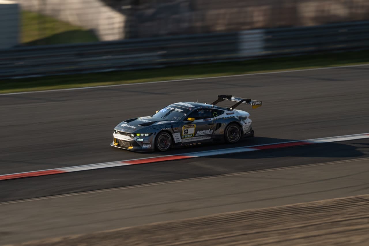 Voiture de course en action, flou de vitesse