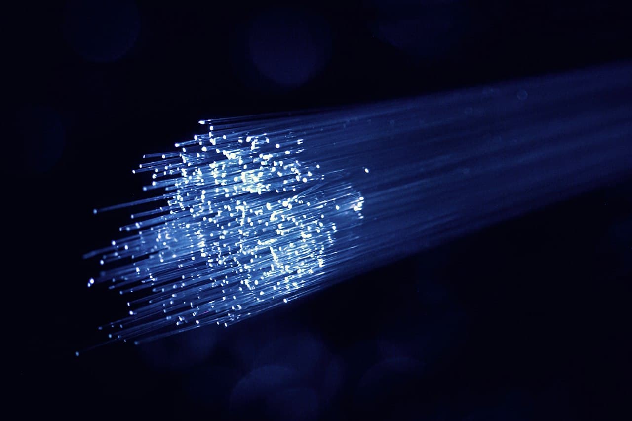 Faisceau de fibres optiques lumineux bleu et blanc