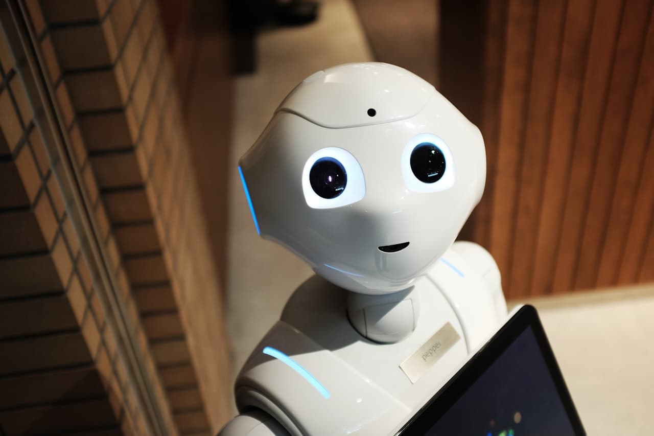 Robot humanoïde blanc représentant un agent autonome