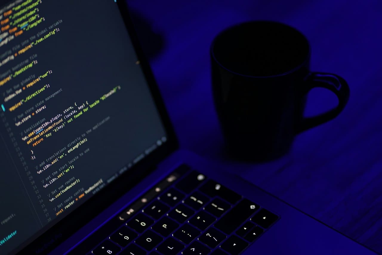 Laptop de développeur posé près d'une tasse de café