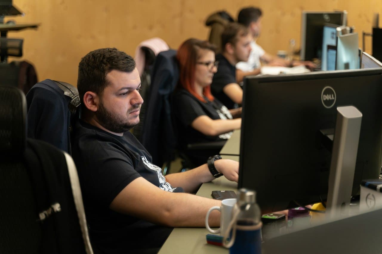 Équipe commerciale au travail dans un bureau ouvert