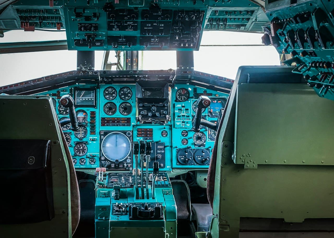 Poste de pilotage Concorde avec instruments de contrôle complexes