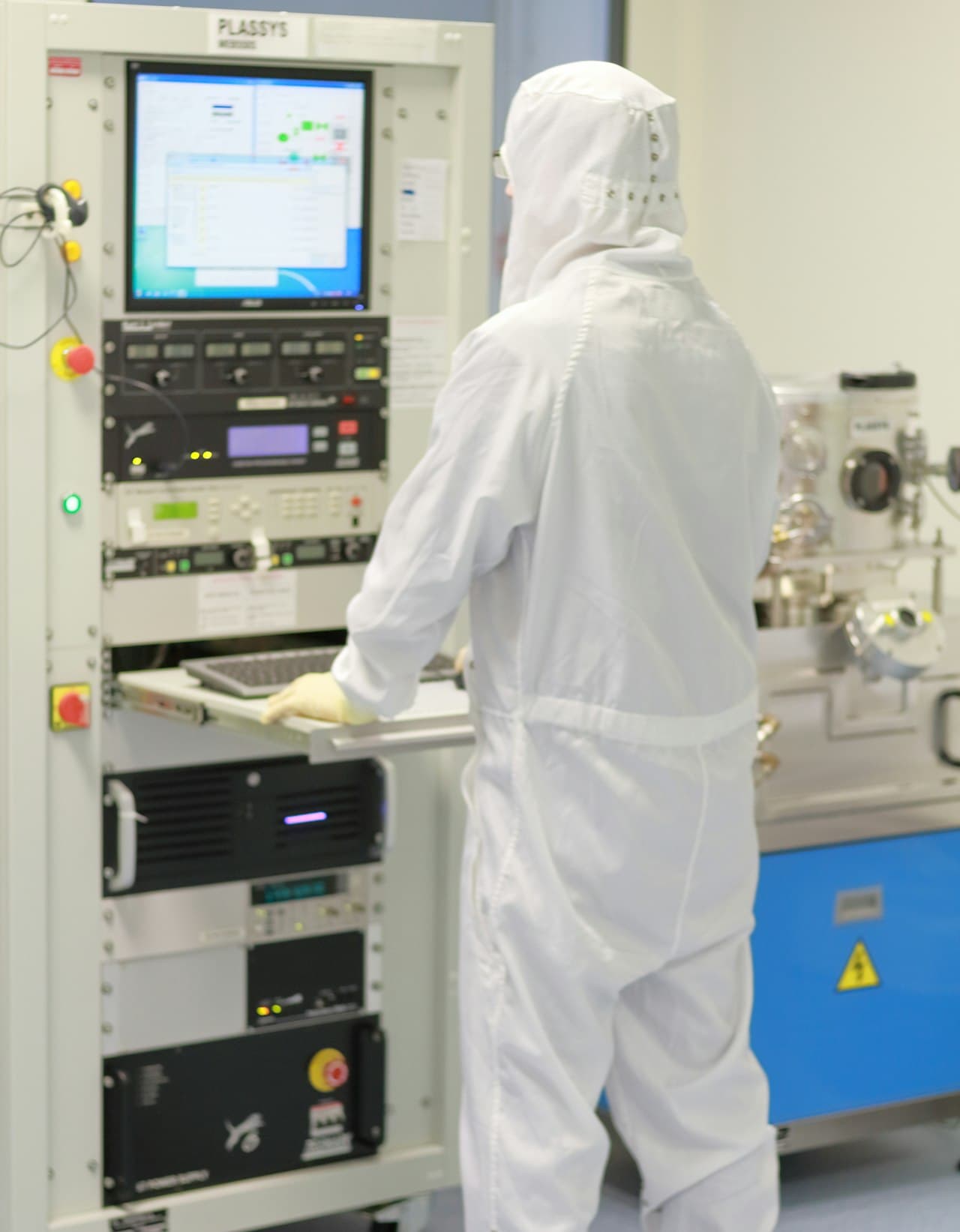 Ingénieur dans une salle blanche de fabrication de semi-conducteurs