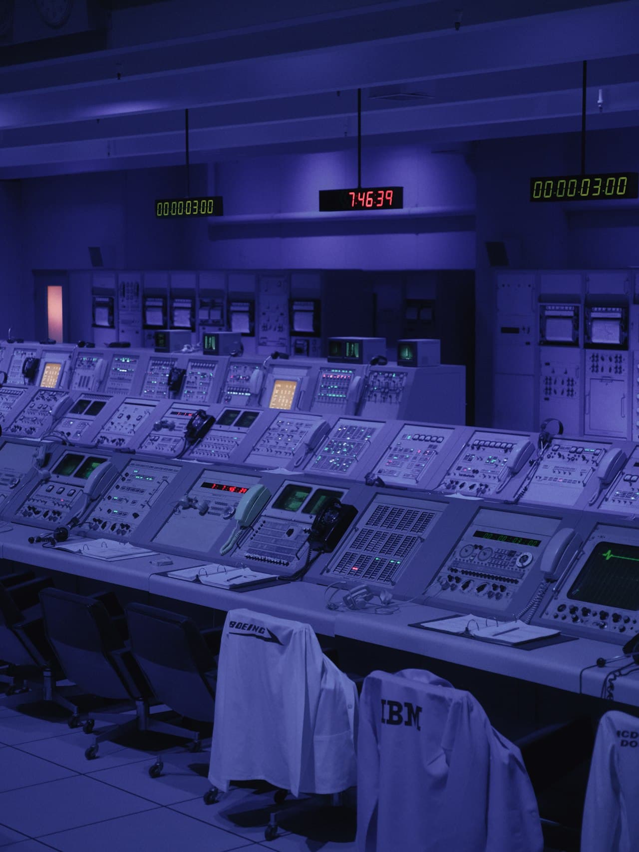 Salle de contrôle NASA, équipe surveillant des systèmes critiques
