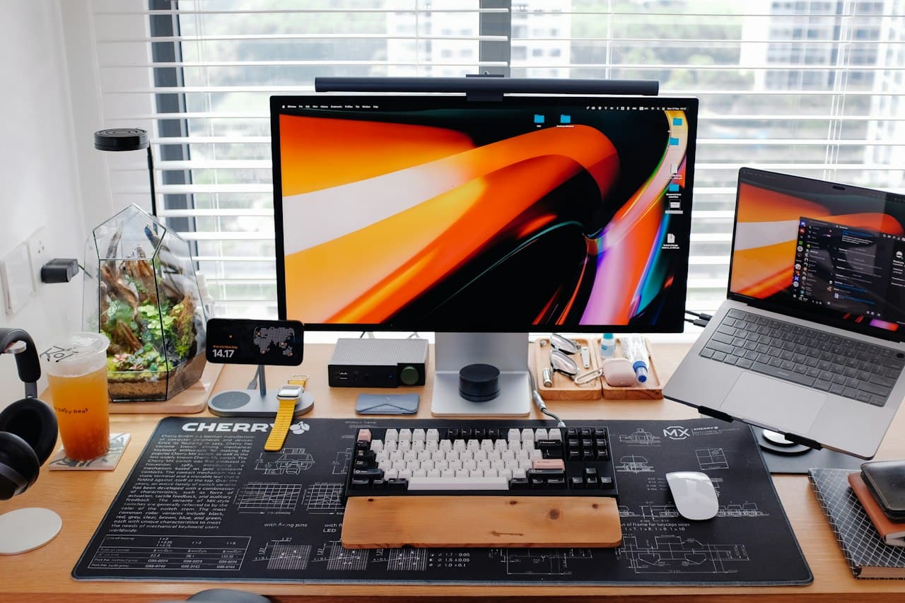 Espace de travail moderne avec plusieurs écrans numériques