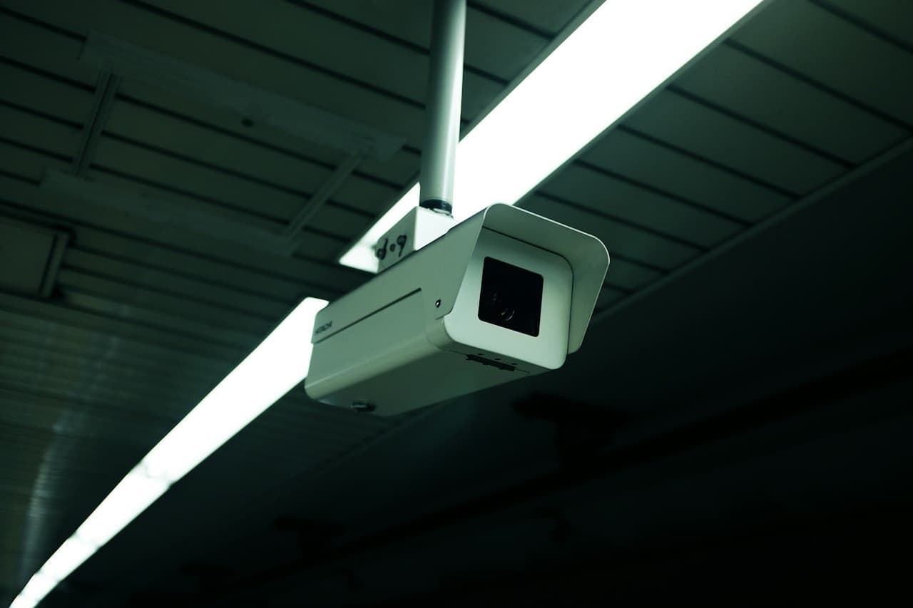 Caméra de surveillance au plafond, intérieur sécurisé