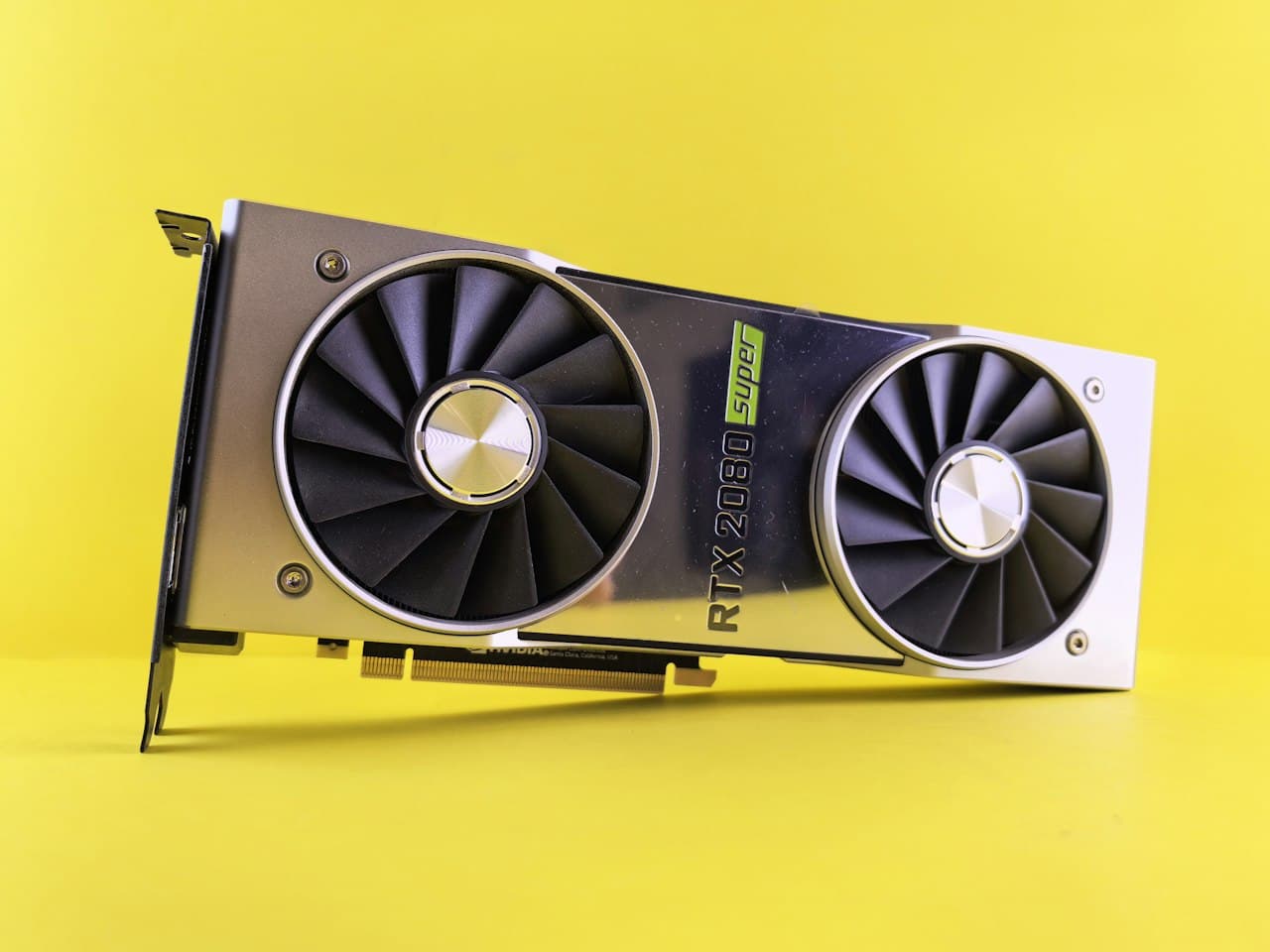 Carte graphique GPU sur fond jaune vif