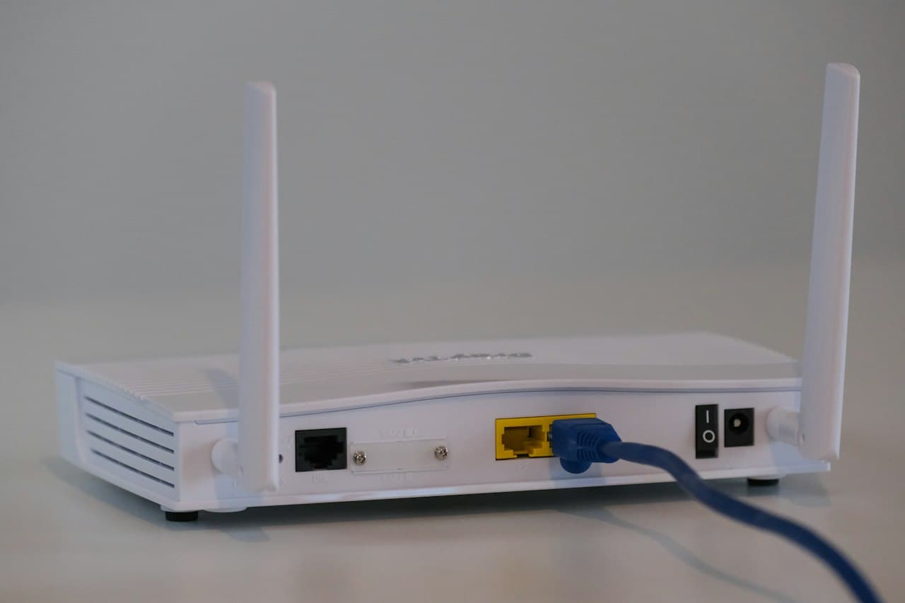 Routeur réseau avec câble Ethernet branché