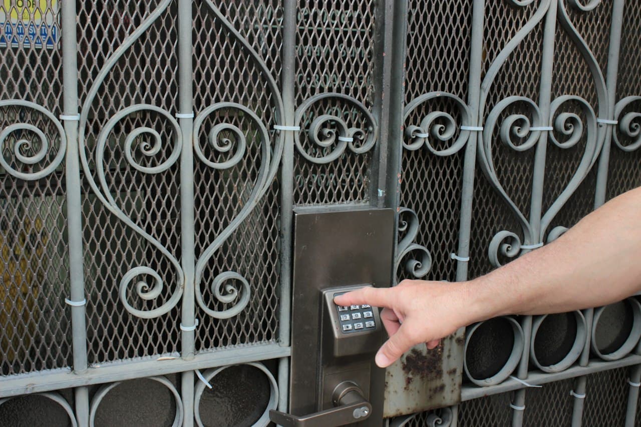 Personne tenant une carte d'accès avec code numérique