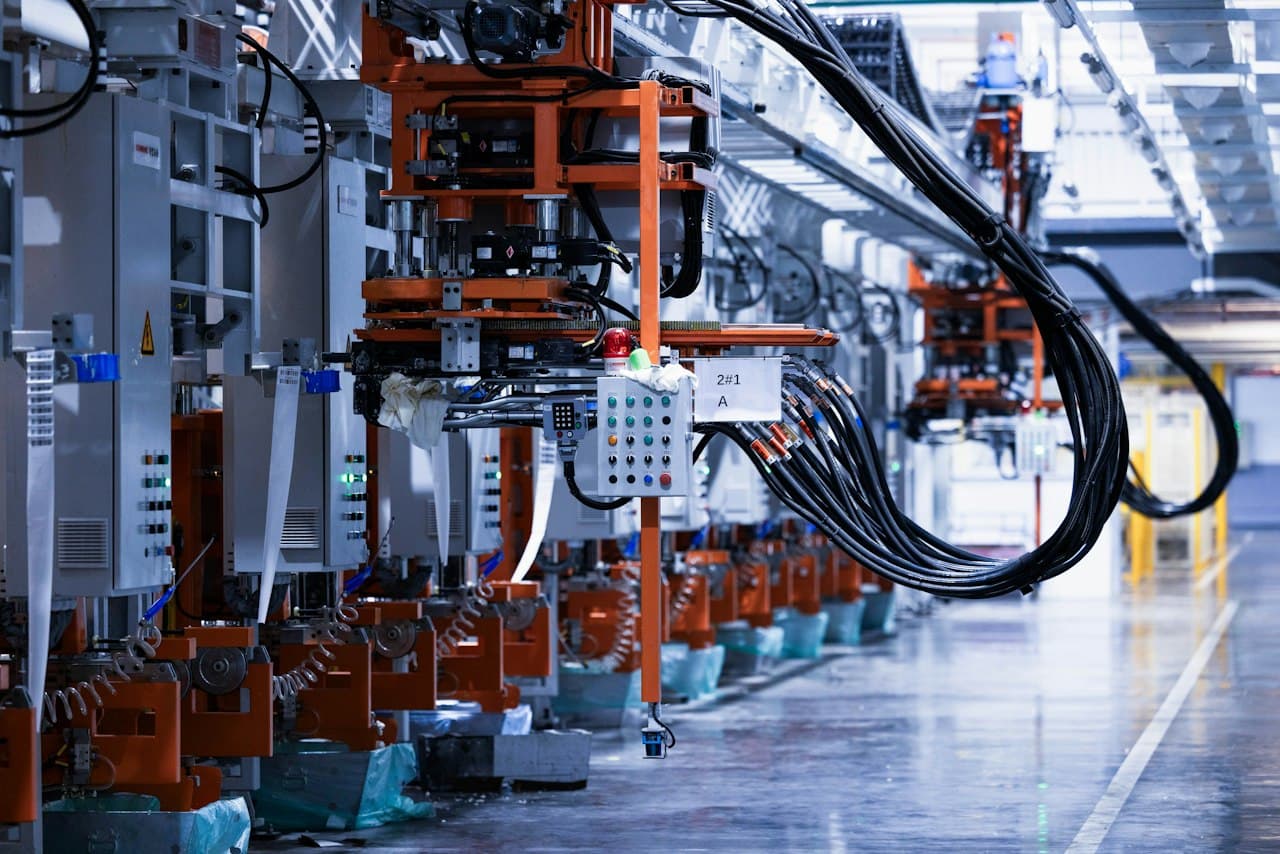 Équipement électrique industriel dans une usine de production