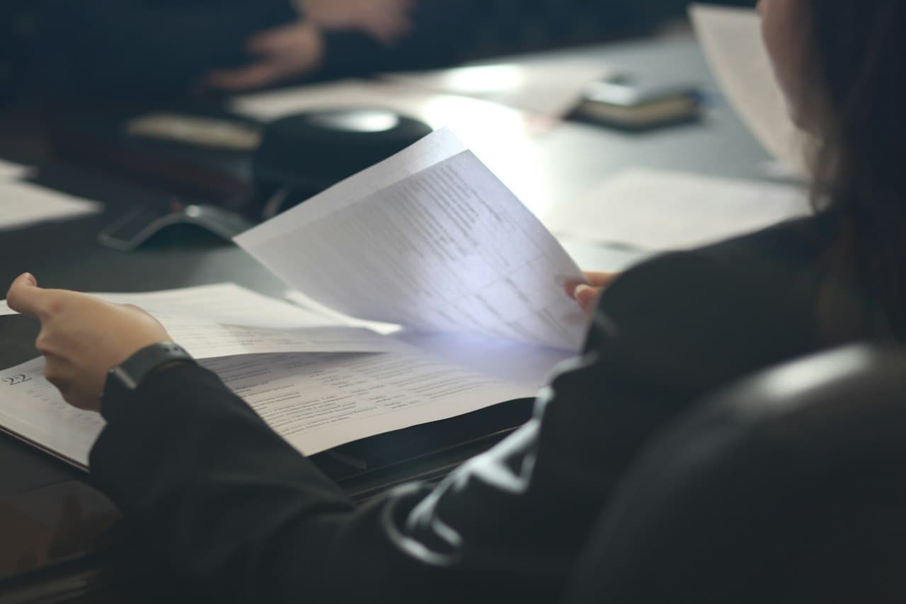 Professionnelle examinant des documents de conformité réglementaire