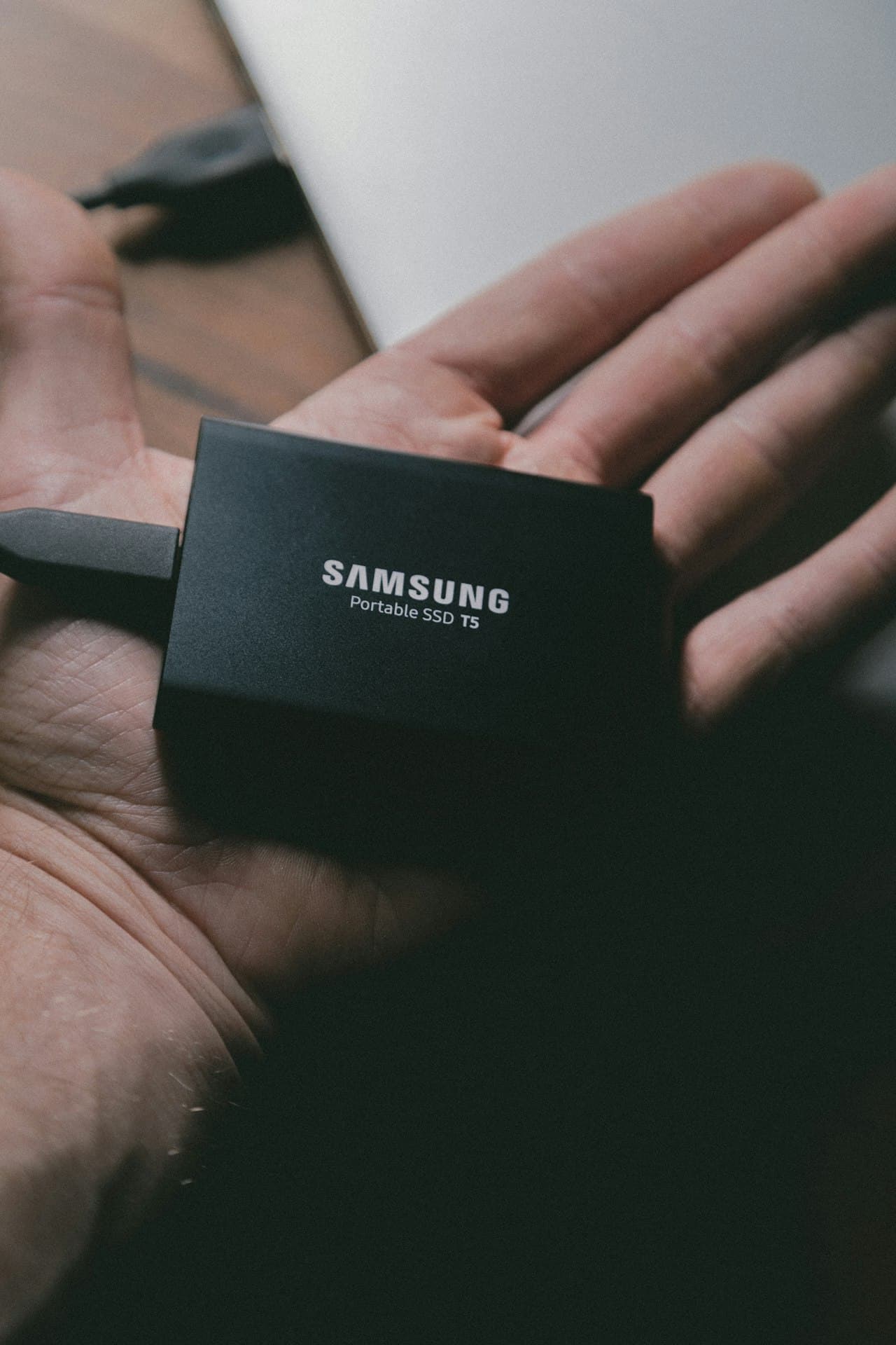 Disque SSD portable tenu dans la main