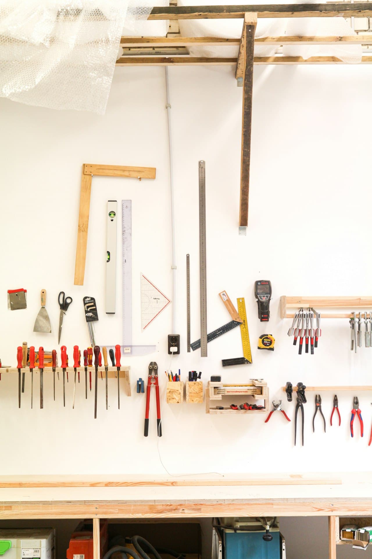 Outils d'atelier posés sur une surface blanche