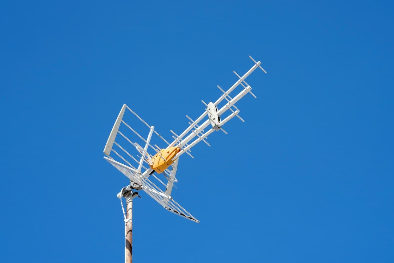 Antenne de communication blanche sur ciel bleu